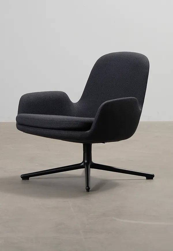 Modern fåtölj i grått från Normann Copenhagen.