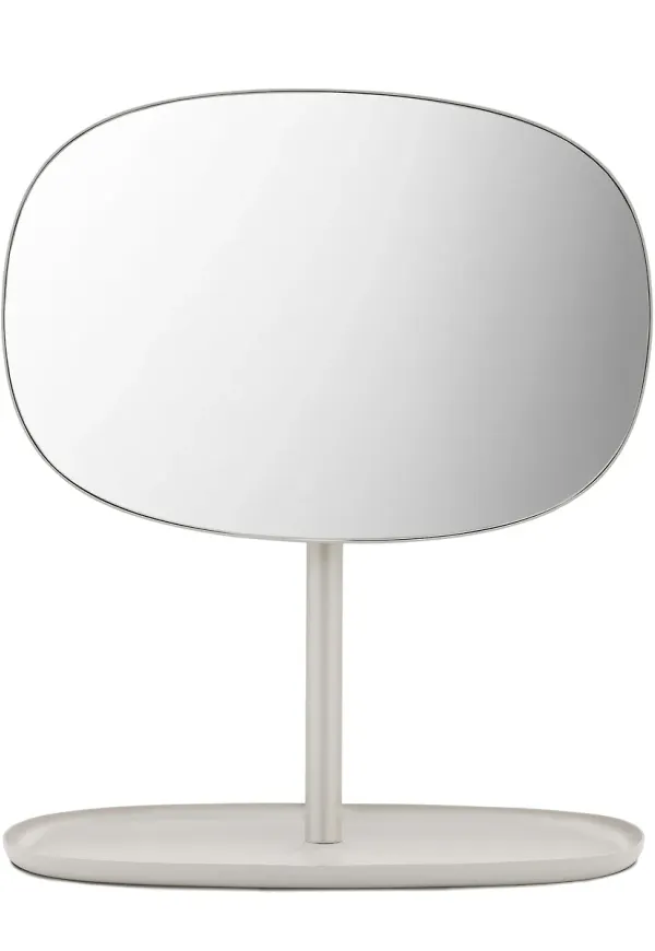 Beige Normann Copenhagen-spegel i smickrande modell.
