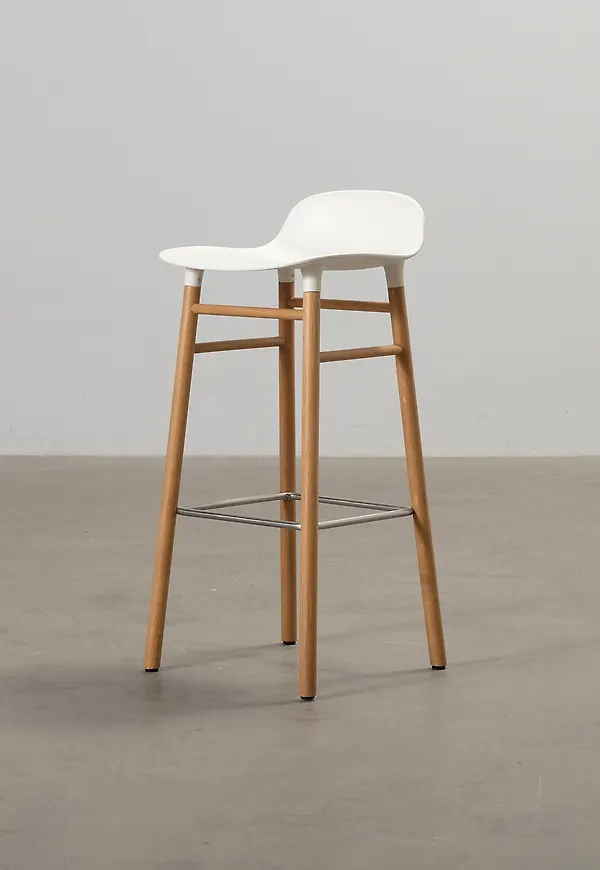 Komfortabel barstol 2025 från Normann Copenhagen.