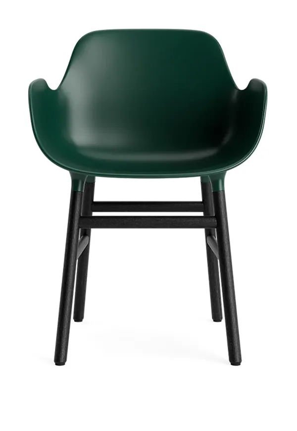 Otroligt snygg grön stol i ek från Normann Copenhagen.