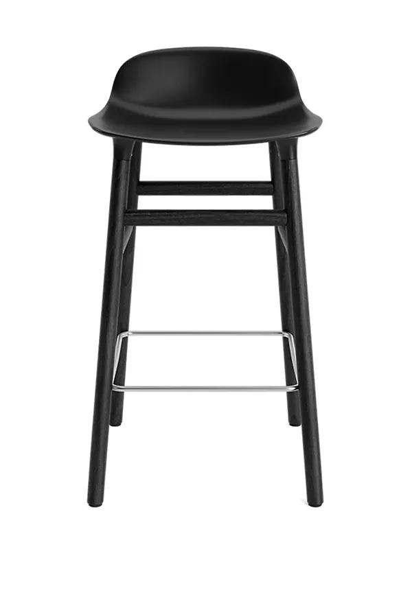 Stilriktig svart stol i ek från Normann Copenhagen.