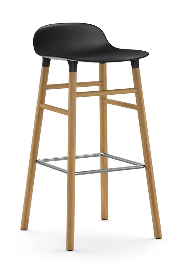 Moderiktig barstol i svart från Normann Copenhagen.