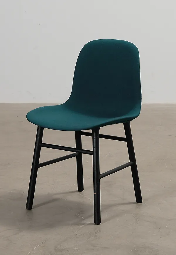 Klassisk stol 2025 från Normann Copenhagen.