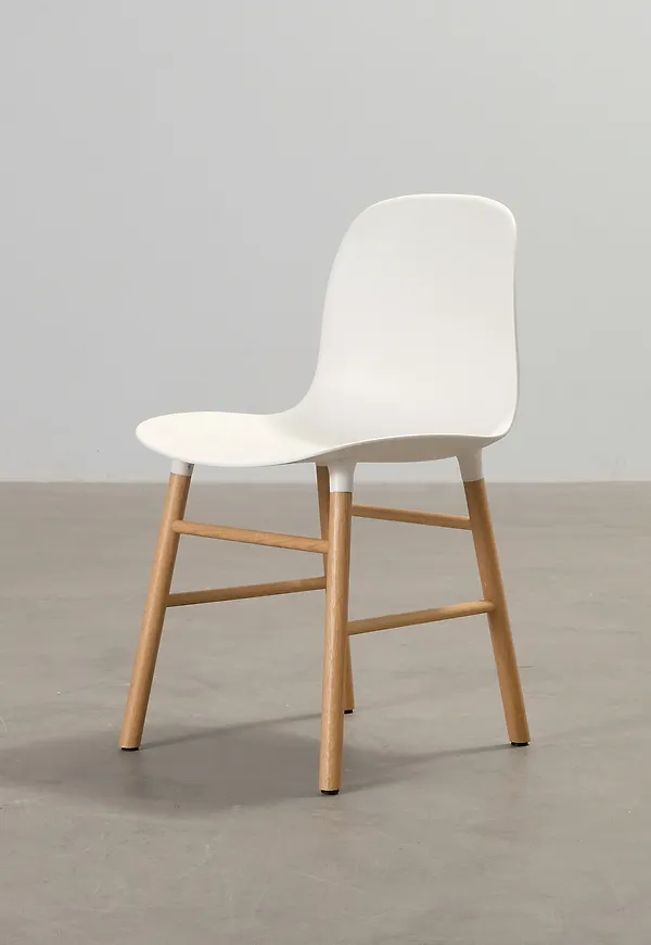Stilren stol i vit färg gjord i ek.