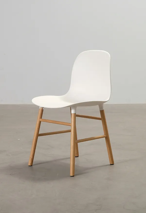 Vit Normann Copenhagen-stol i mysig modell.