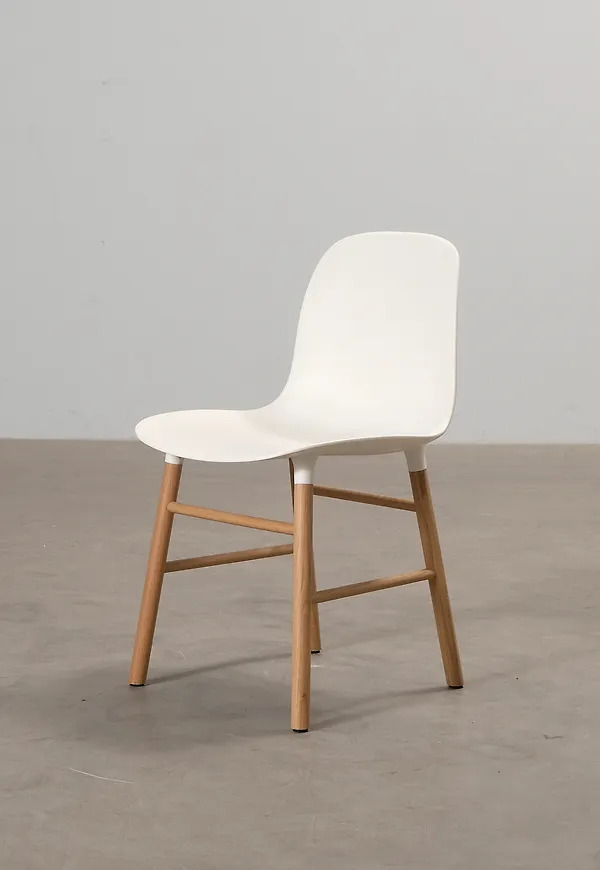 Ikonisk normann copenhagen stol i vit färg gjord i ek.