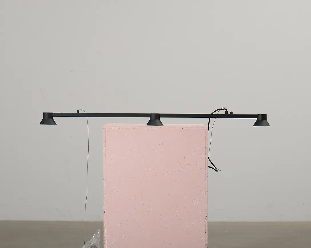 Stilriktig svart lampa 2025 från Normann Copenhagen.