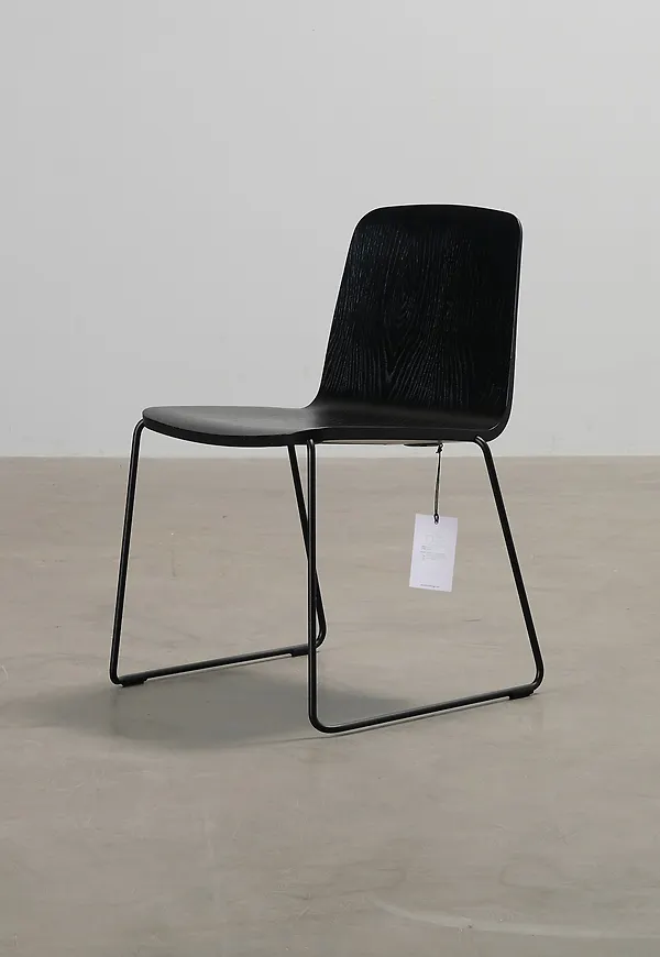 Superfin matstol i svart från Normann Copenhagen.