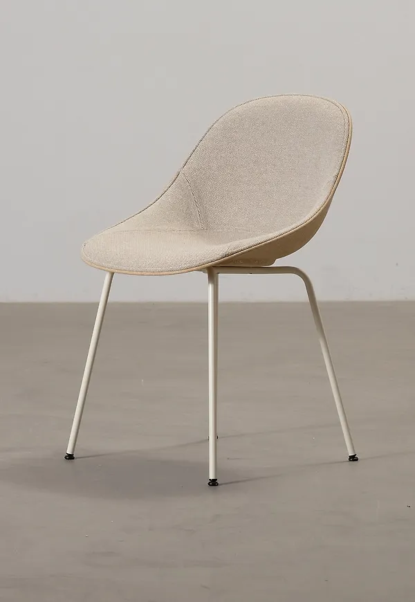 Beige Normann Copenhagen-matstol i supersnygg modell.