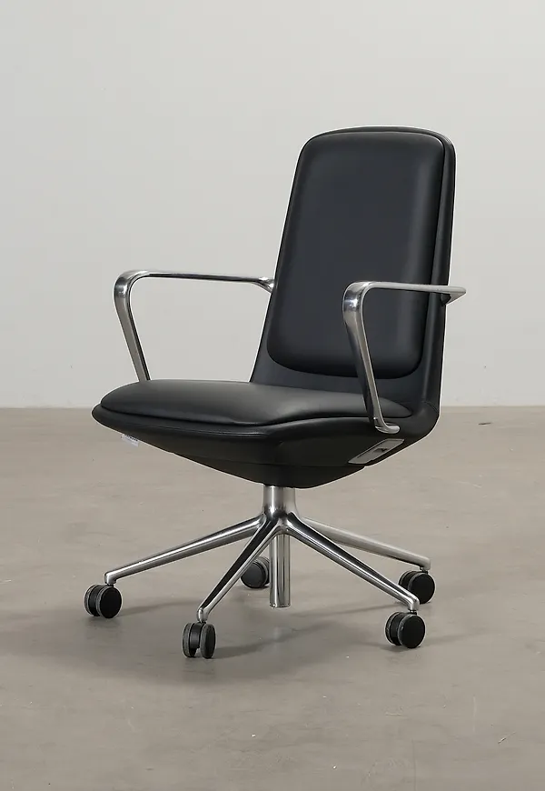 Supersnygg normann copenhagen stol i svart färg gjord i läder.