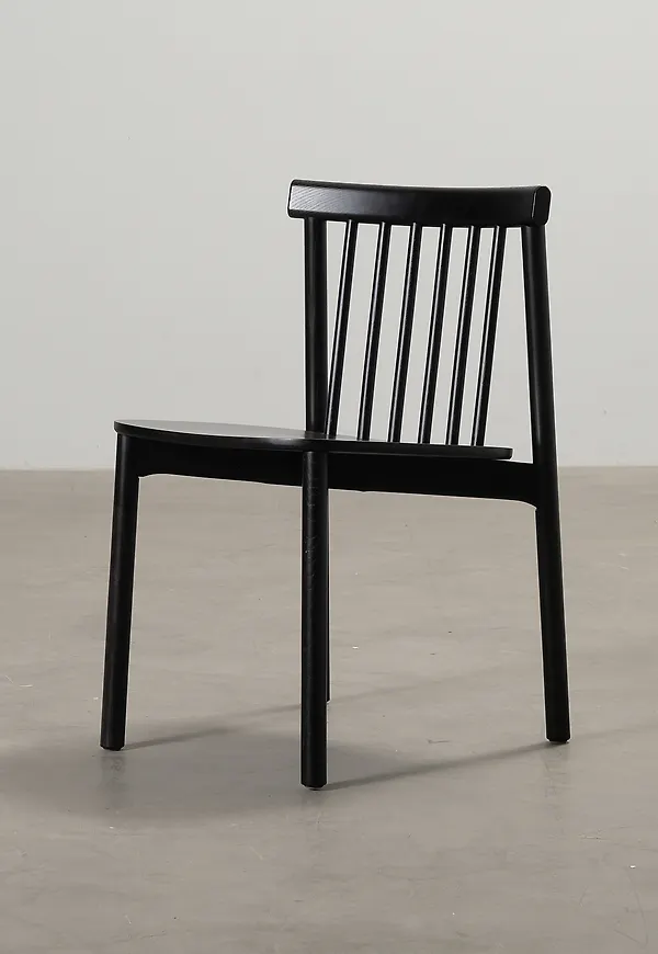 Smickrande Stol som passar bra vid många olika tillfällen.