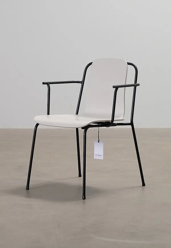 Riktigt trendig matbordsstol 2025 från Normann Copenhagen.