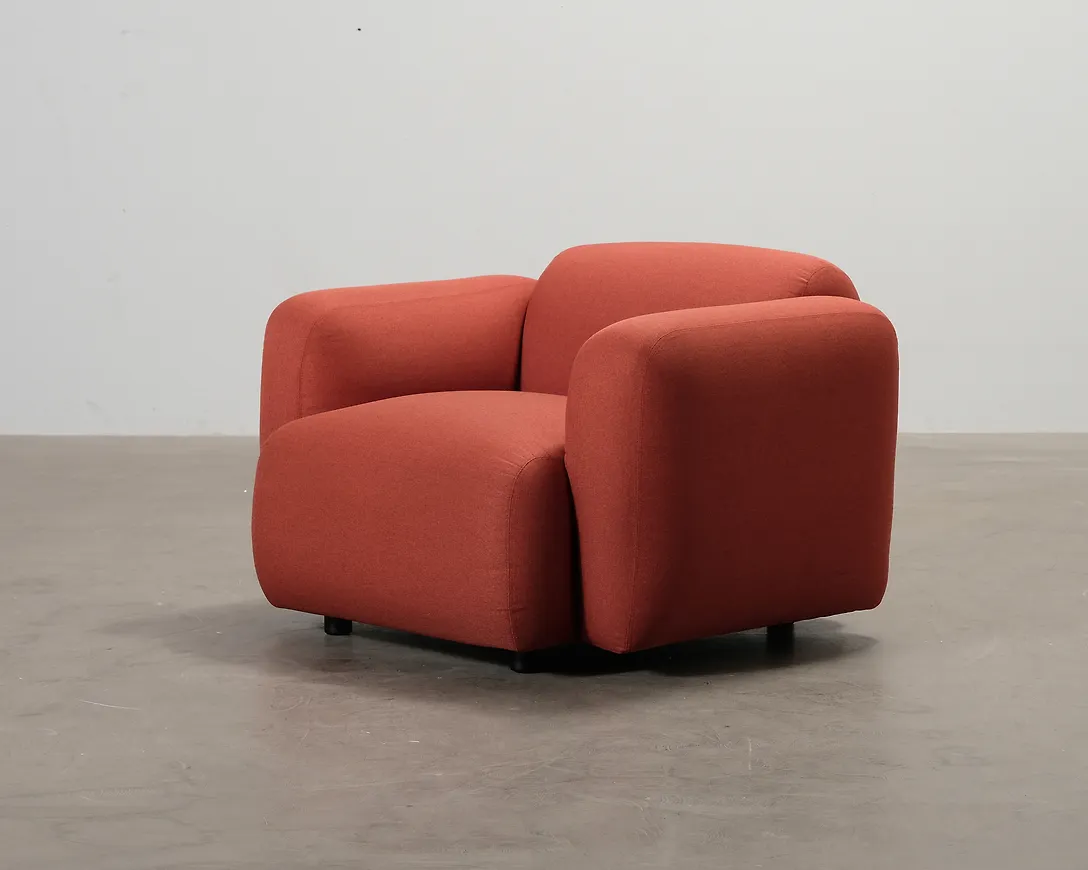 Modern röd fåtölj 2025 från Normann Copenhagen.