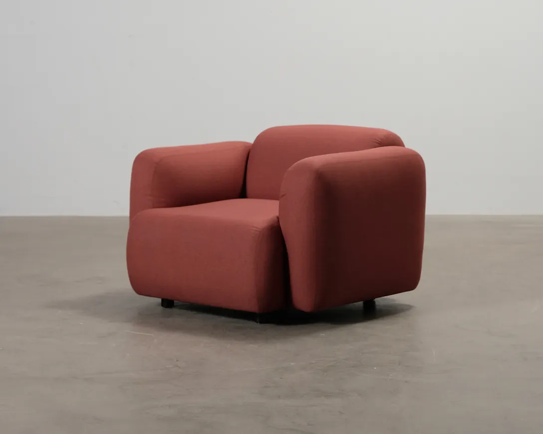 Trendig fåtölj i rött från Normann Copenhagen.