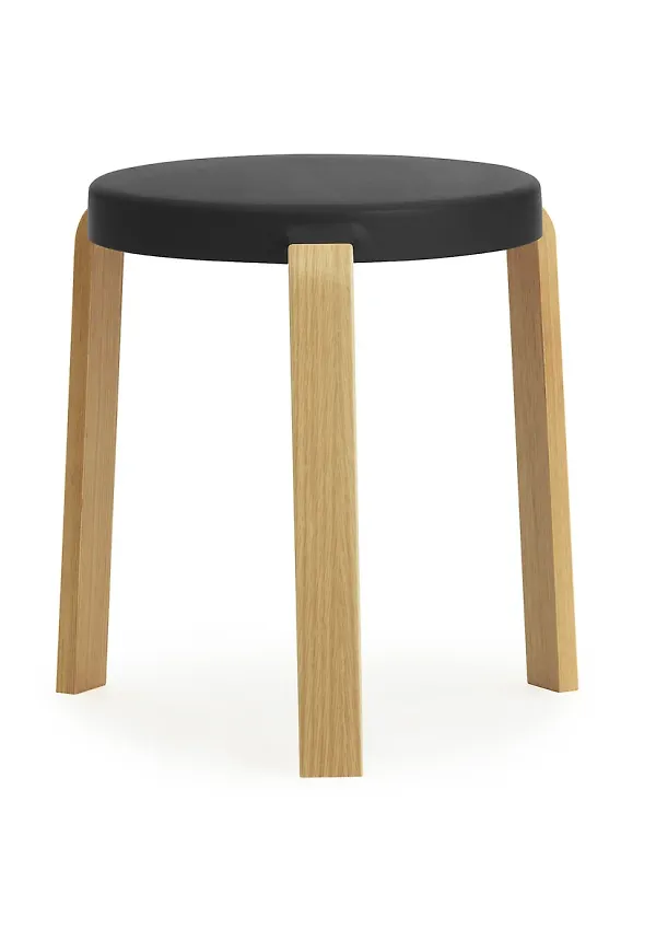 Otroligt snygg brun pall i ek från Normann Copenhagen.