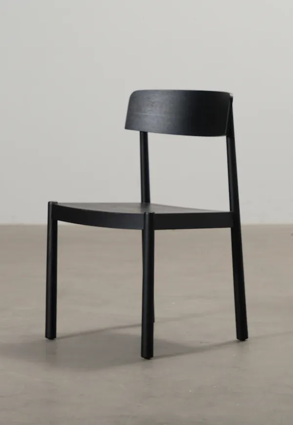 Smickrande stol 2025 från Normann Copenhagen.