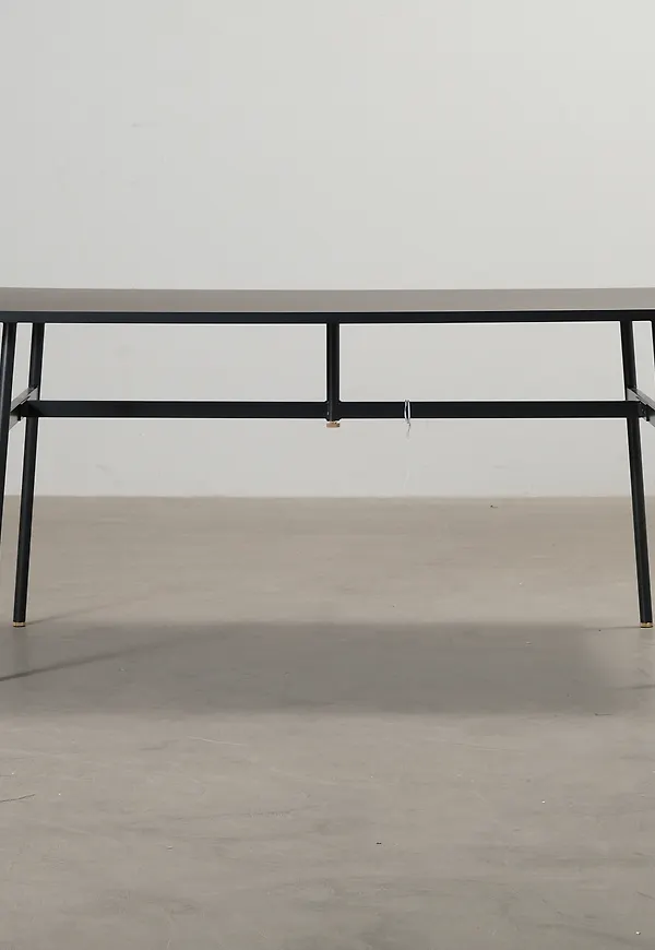 Skön svart bord 2026 från Normann Copenhagen.