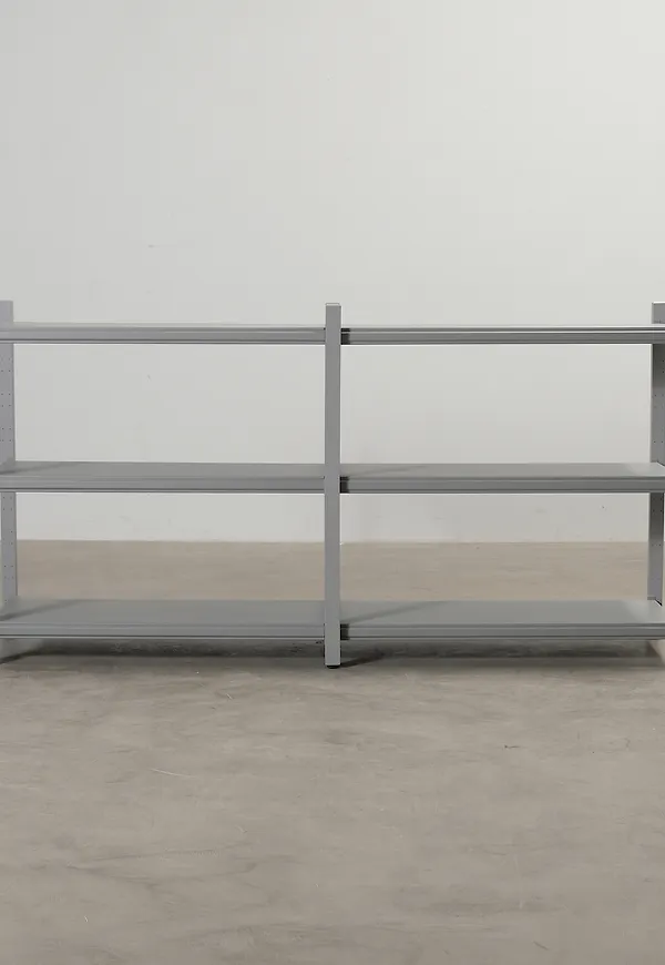 Vacker grå hylla 2025 från Normann Copenhagen.