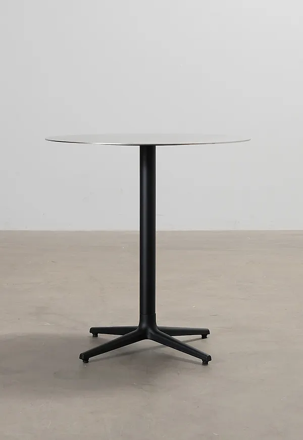 Riktigt snygg svart bord 2025 från Normann Copenhagen.