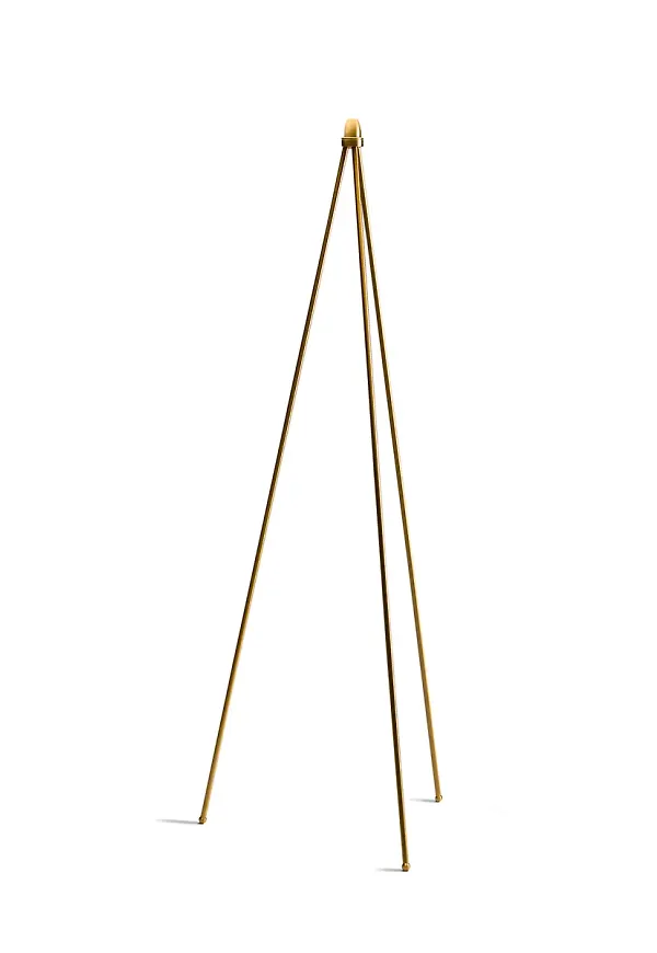 Trendig lampa i guldfärgat från Northern.