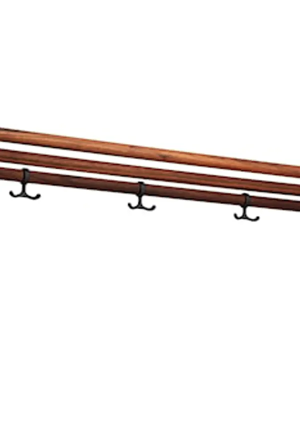 Komfortabel skohylla i valnöt från Essem Design.