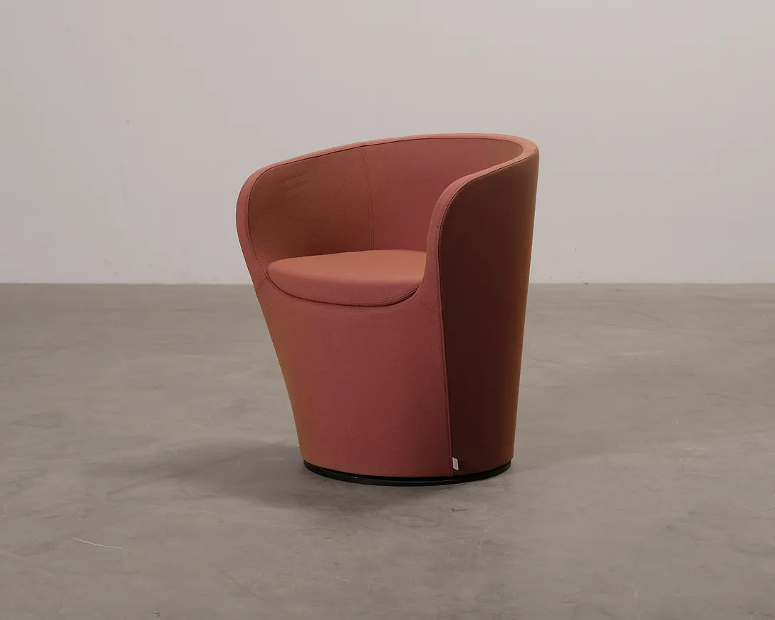 Röd fåtölj som passar perfekt till sommaren 2025!