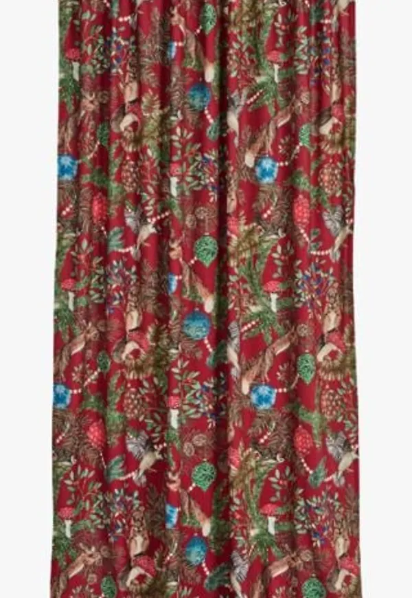 Elegant gardin i rött från Nadja Wedin.