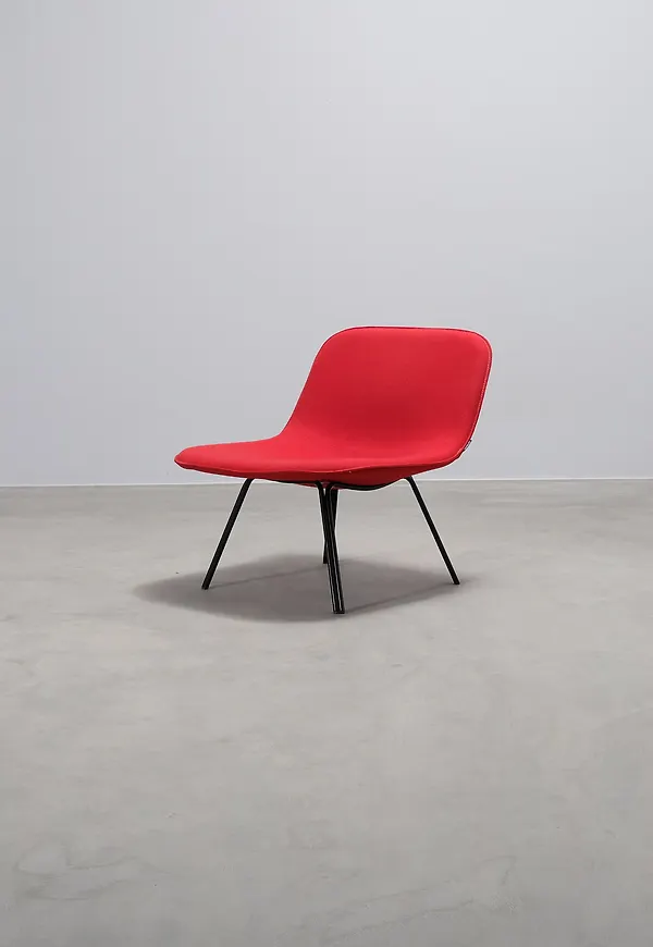 Elegant stol i rött från No brand.