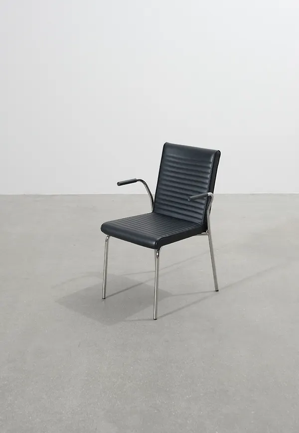 Fantastiskt snygg karmstol i svart färg gjord i skinn.