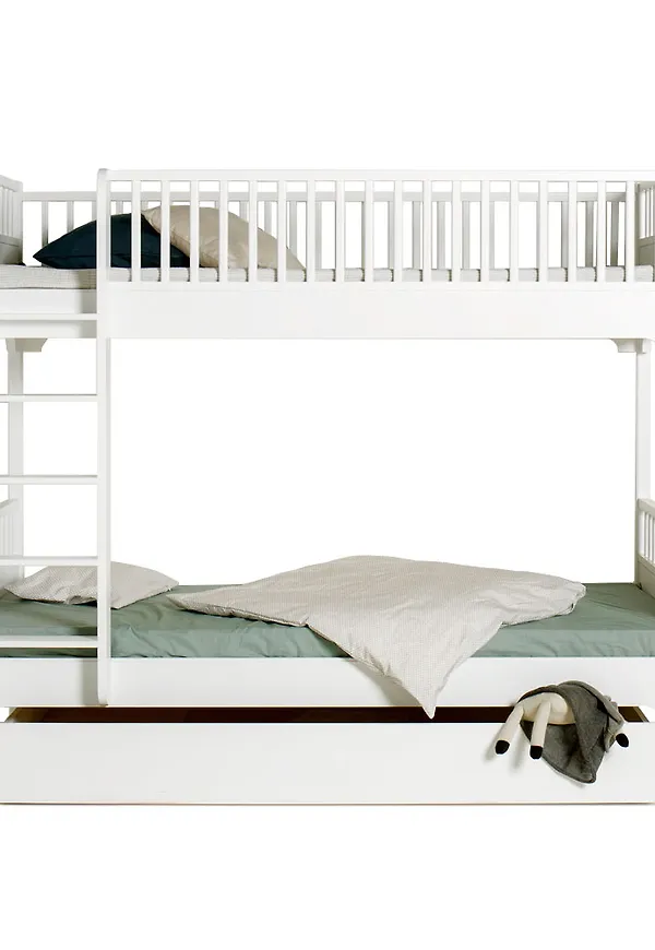 Klassisk barnsäng i björk från Oliver Furniture.