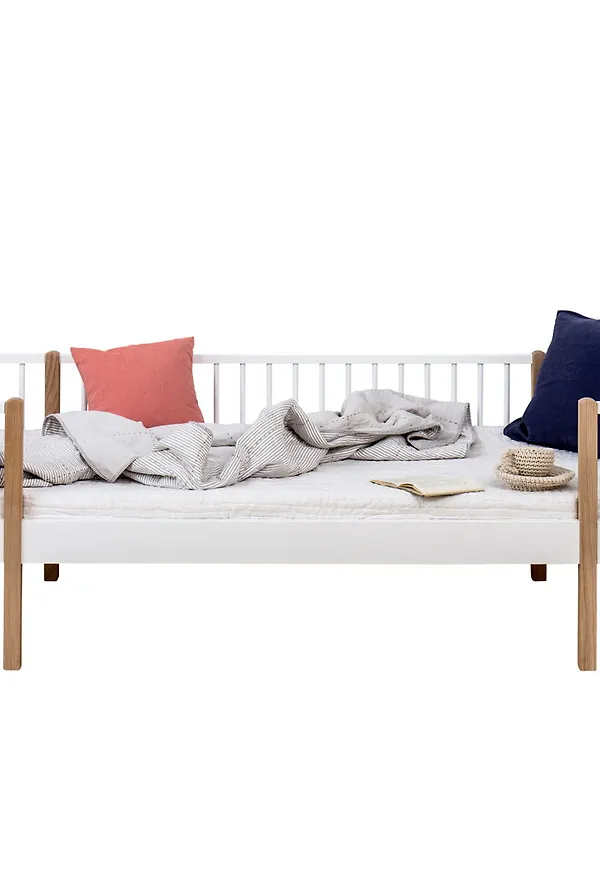 Moderiktig vit säng i björk från Oliver Furniture.