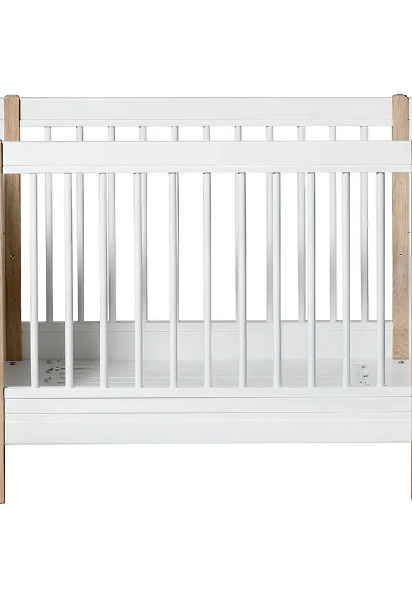 Fantastiskt snygg spjälsäng i björk från Oliver Furniture.
