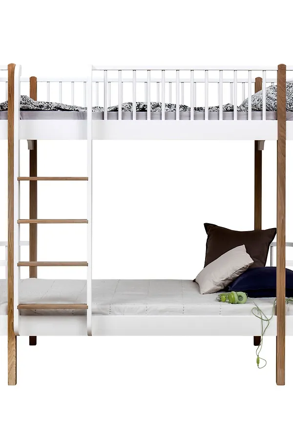 Ikonisk våningssäng i björk från Oliver Furniture.