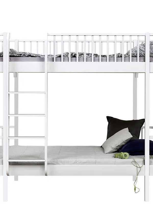 Riktigt trendig vit säng 2026 från Oliver Furniture.