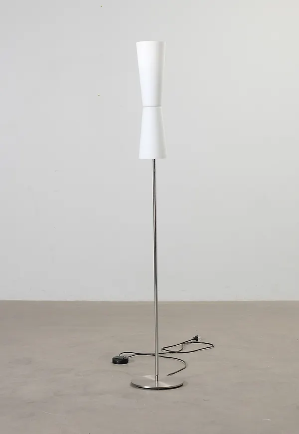 Otroligt fin golvlampa i vitt från Oluce.