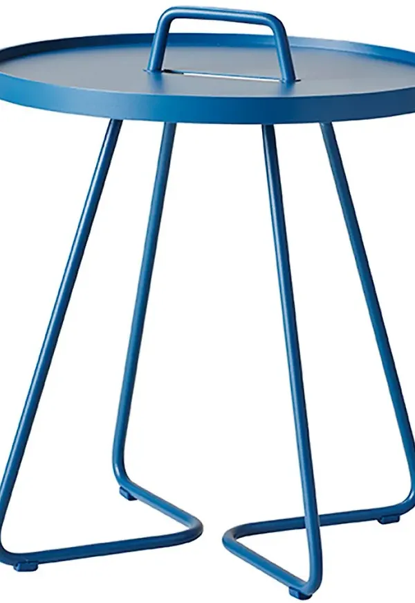 Modern brickbord i blått från Cane-Line.