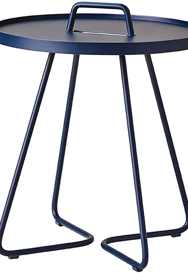 Blå Cane-Line-sidobord i mysig modell.