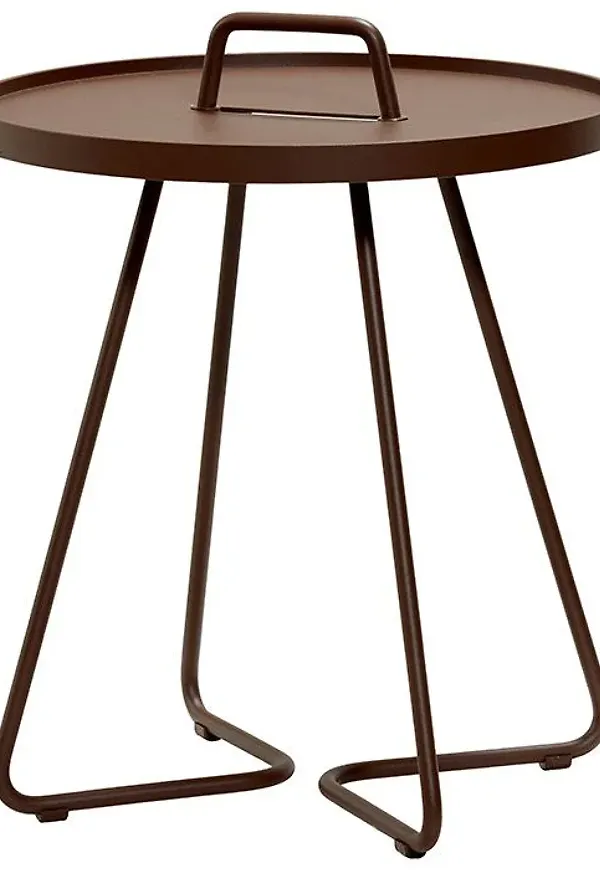 Mysig sidobord i brunt från Cane-Line.