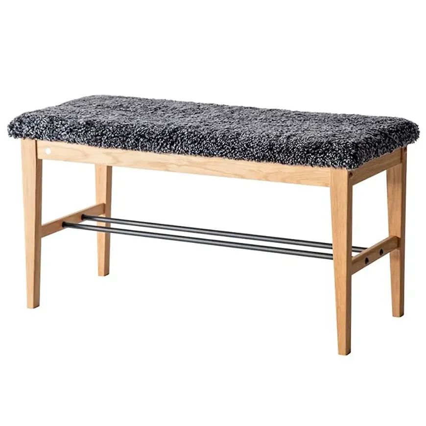 Fin bänk i mörkgrå färg gjord i fårskinn.