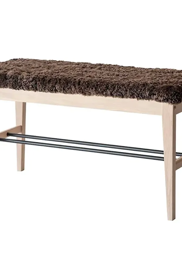 Snygg brun bänk i fårskinn från Oscarssons Möbel.