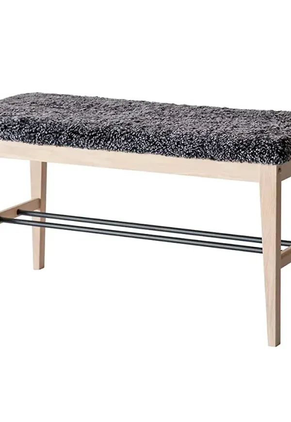 Härlig bänk i fårskinn från Oscarssons Möbel.