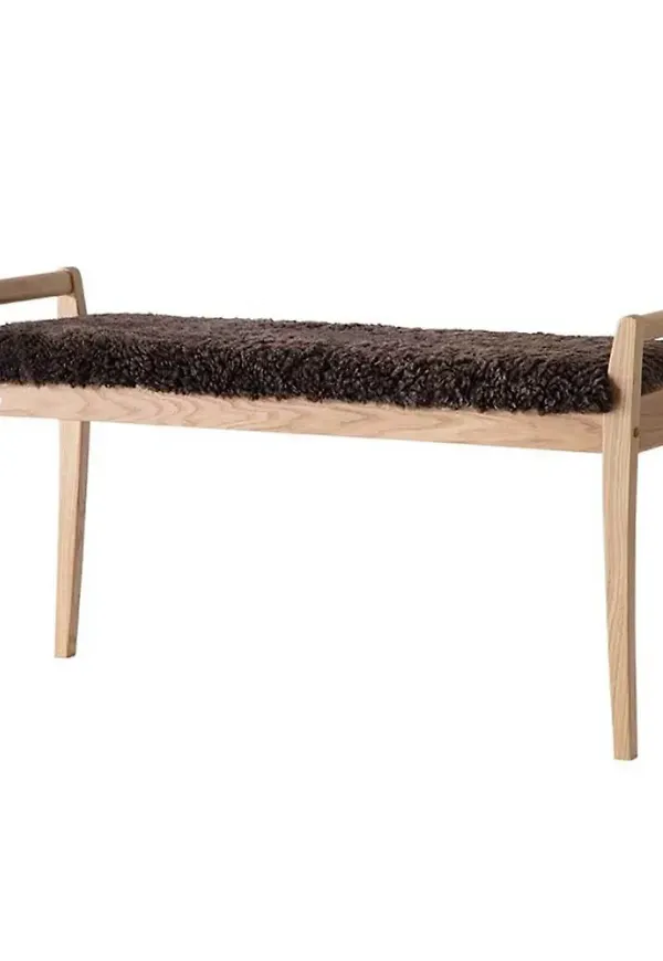 Snygg bänk i ek 2025 från Oscarssons Möbel.