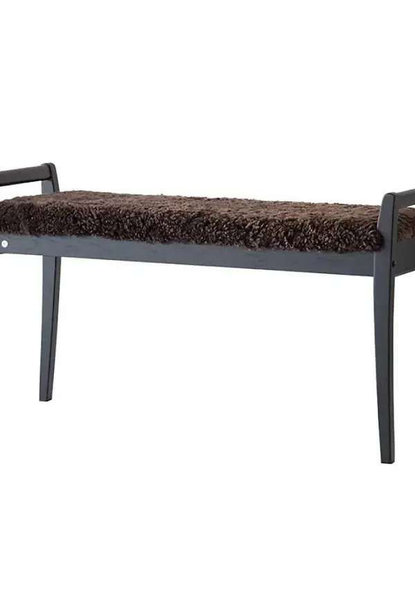 Moderiktig förvaringsmöbel i ek från Oscarssons Möbel.