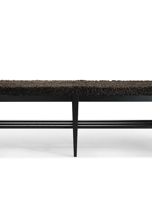 Otroligt fin bänk i brun färg gjord i fårskinn.