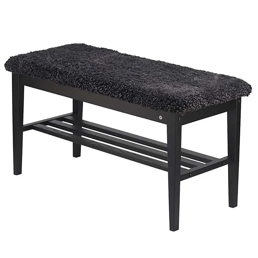 Riktigt snygg bänk i fårskinn från Oscarssons Möbel.