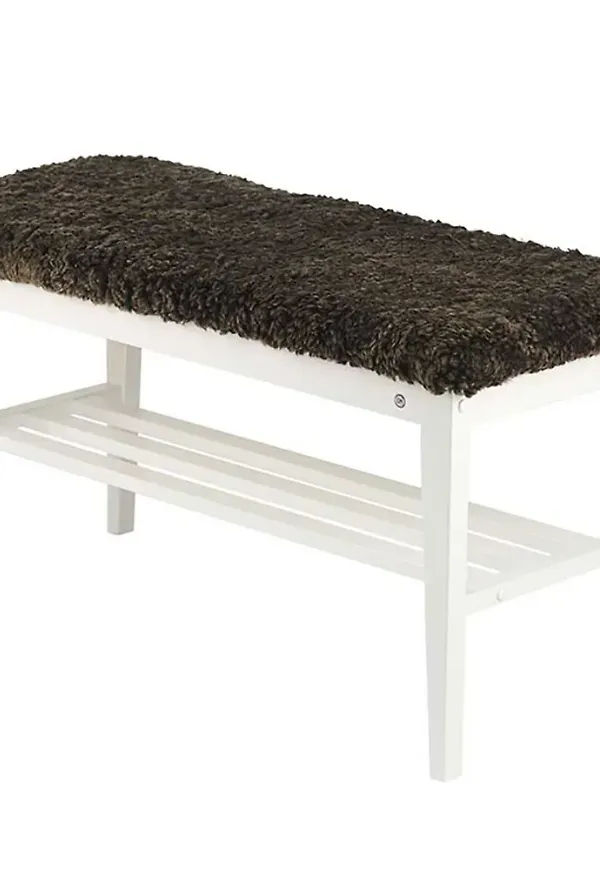 Exklusiv brun bänk i fårskinn från Oscarssons Möbel.