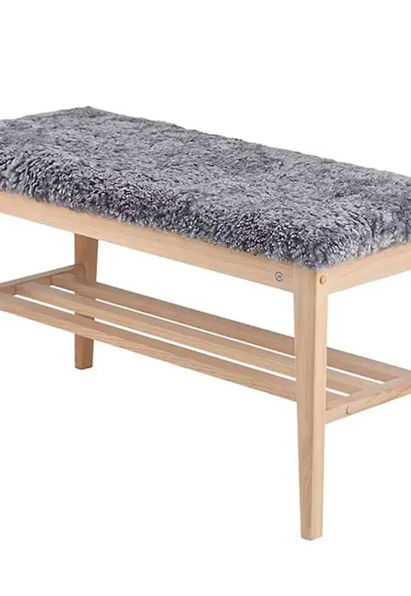 Mysig bänk i fårskinn från Oscarssons Möbel.