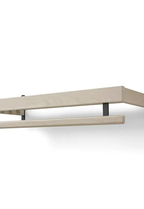 Supersnygg hallmöbel i ek från Oscarssons Möbel.