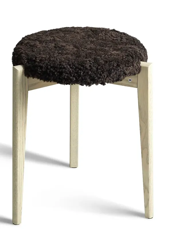 Moderiktig fårskinnsmöbel 2025 från Oscarssons Möbel.