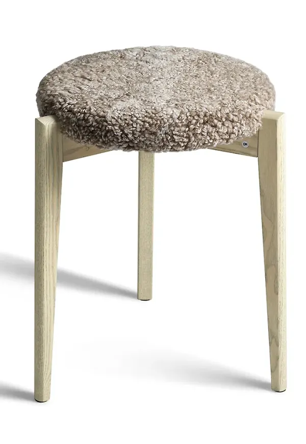 Riktigt trendig fårskinnsmöbel 2025 från Oscarssons Möbel.